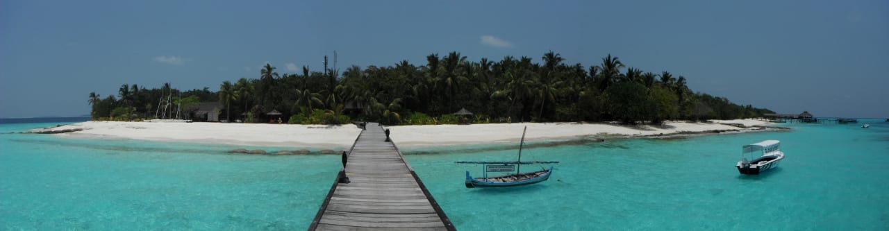 Reethi Beach vom Ankunftssteg NH Collection Maldives Reethi Resort