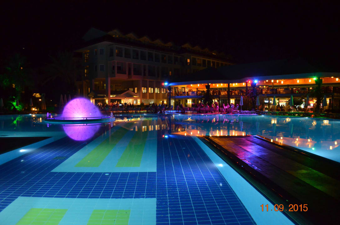Der Pool und ein Teil des Hotels bei Nacht Le Jardin Resort