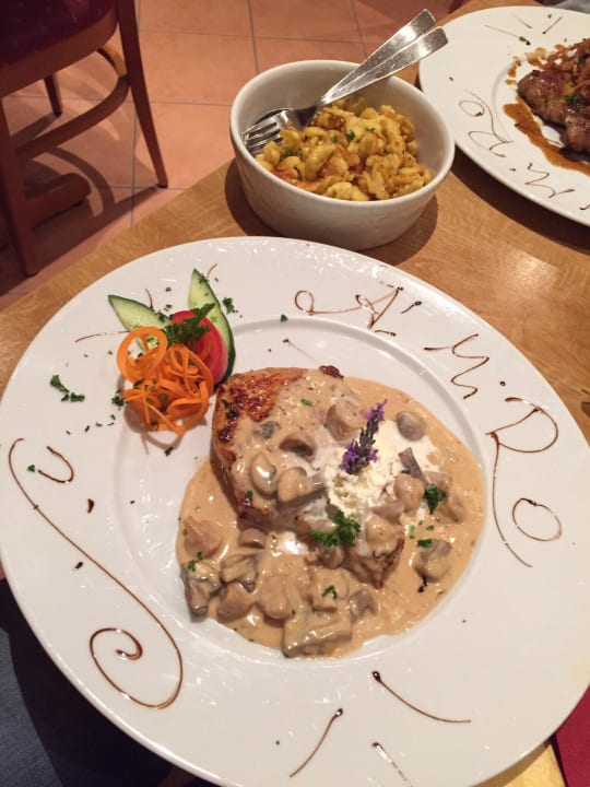 Schweinenacken in Championrahmsoße und Späztla Gästehaus am Wasserpark