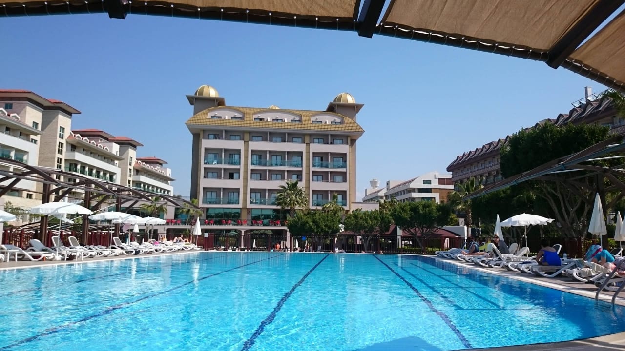 Blick zum Hotel von der Poolanlage Aydinbey Kings Palace & Spa