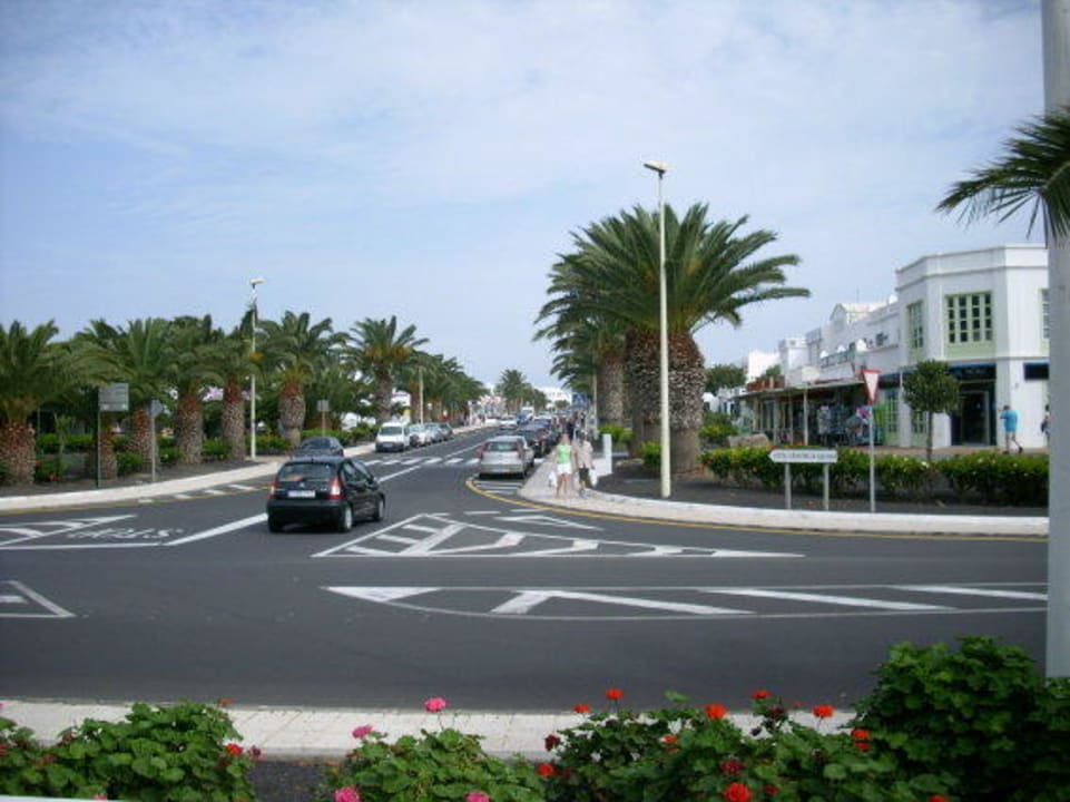 Blick vom Hoteleingang auf die Straße gegenüber allsun App.-Hotel Albatros