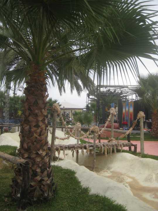 Weg zum Strand Hotel Nesrine