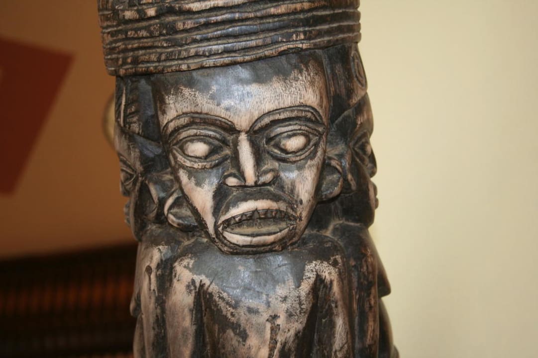 Holzschnittzerei in der Lobby Hotel Riu Funana
