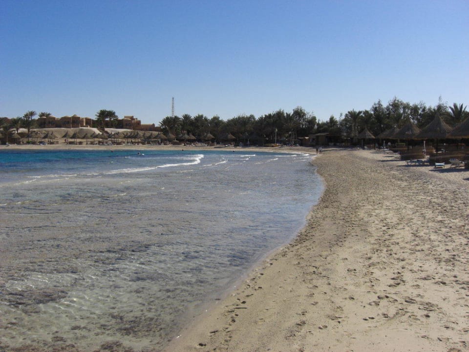 Strand mit Blick auf die Hotelanlage Mövenpick Resort El Quseir