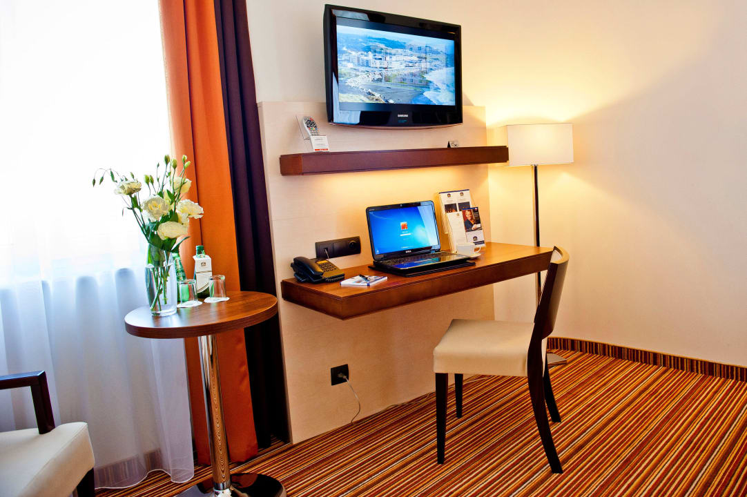 Biurko, element wyposażenia każdego pokoju B&B Hotel Rzeszów Centrum