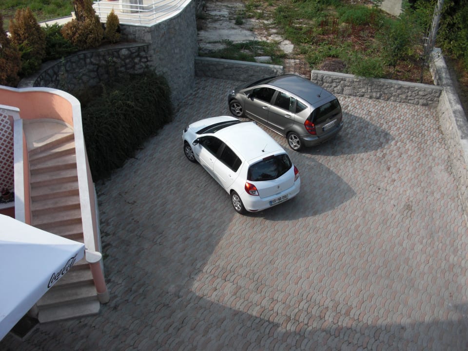 Zum Parkplatz Villa Nada