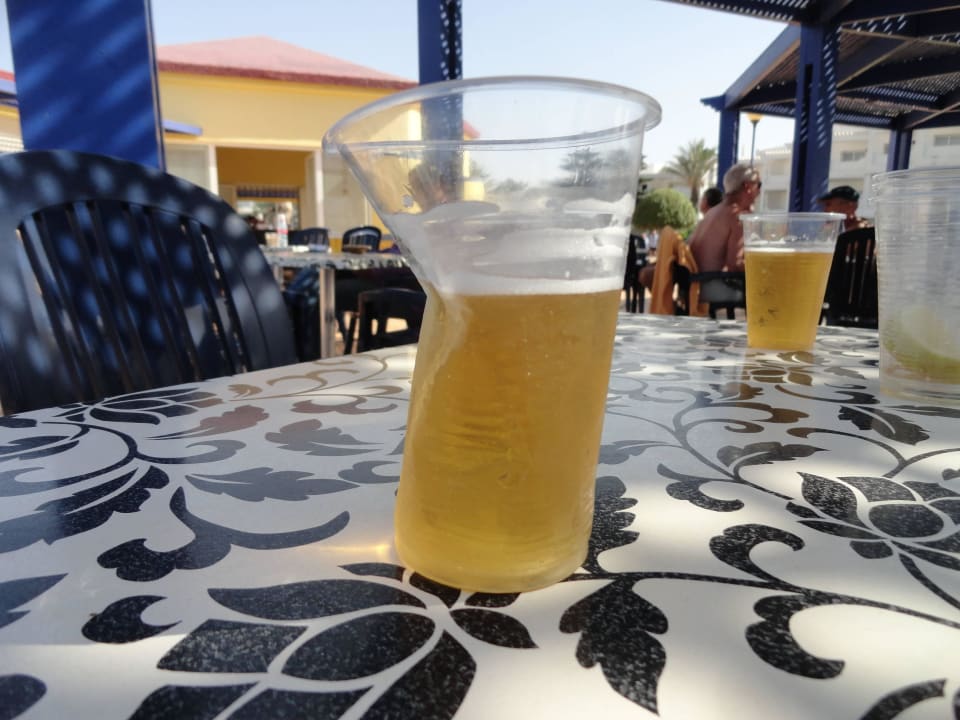 Eklige Plastikbecher Iberostar Waves Founty Beach