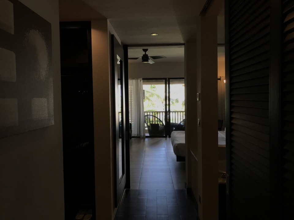 Eingangsbereich. Crystals Beach Resort Belle Mare, a member of Radisson Individuals