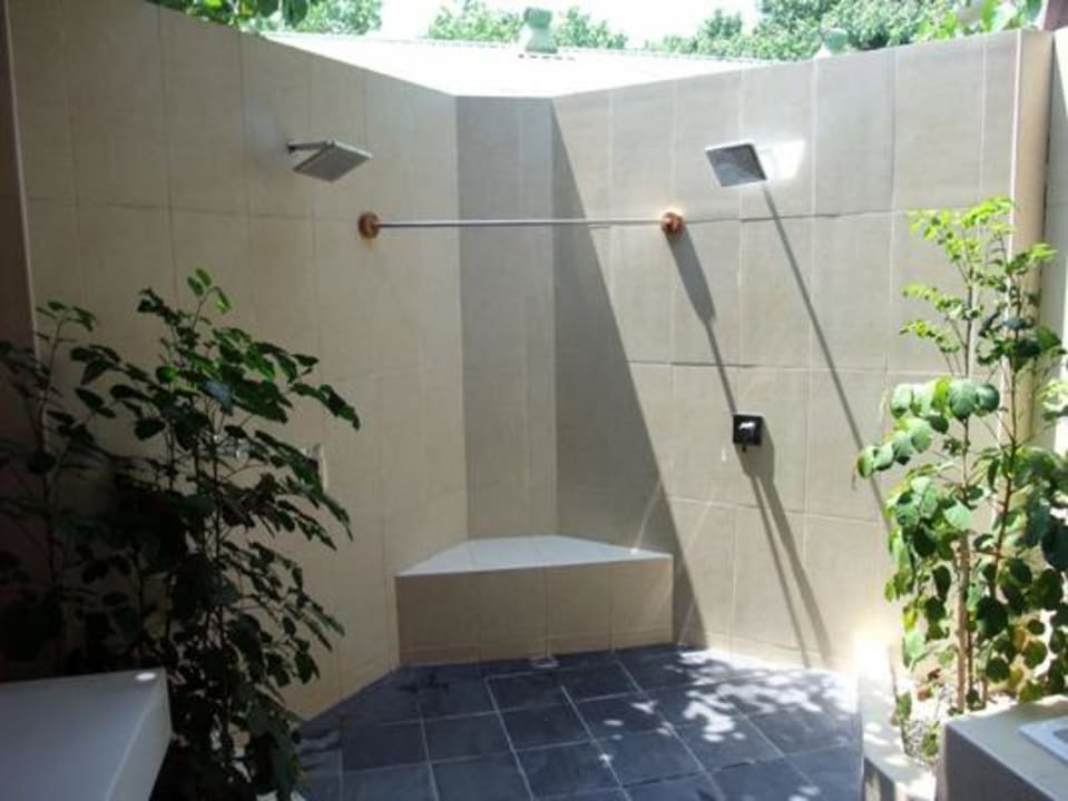 Bad - zweimal Rainshower NH Collection Maldives Reethi Resort