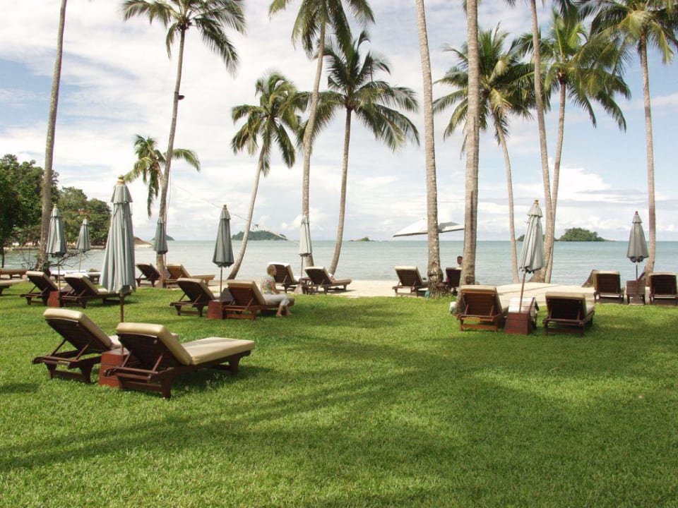 Liegen im Strandbereich Dinso Resort & Villas Ko Chang, Vignette Collection by IHG