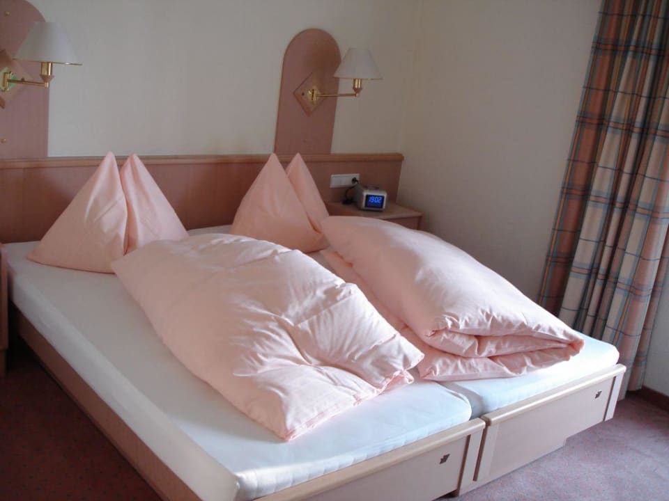 Zimmeransicht mit Blick auf das Bett SONNE_1806, Hotel am Campus Dornbirn