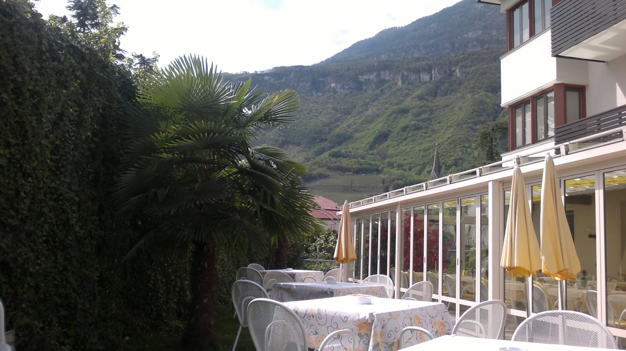 Gartenbereich mit Sitzgelegenheiten Hotel Traminerhof