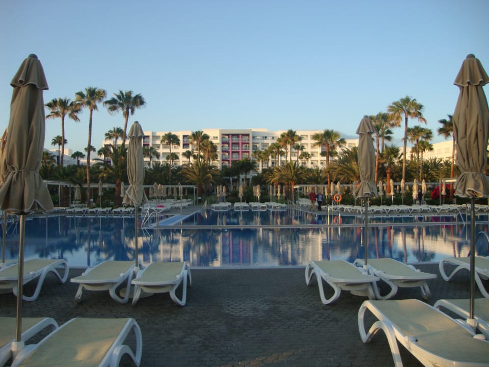 Der Hauptpool in der Abenddämmerung Hotel Riu Gran Canaria