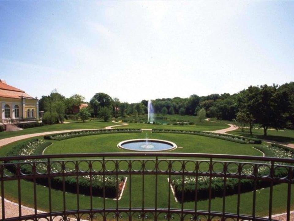 Die Aussicht in den Garten - Traum  Hotel Chateau Bela