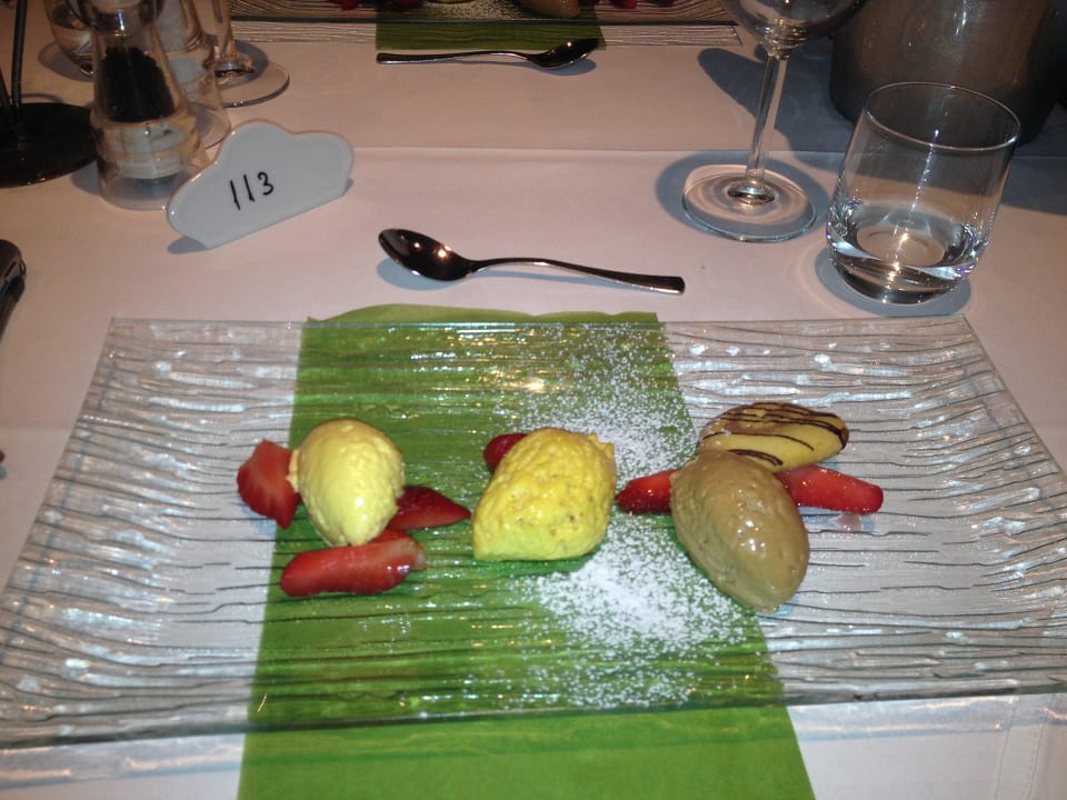 Dessert Moar's Hotel