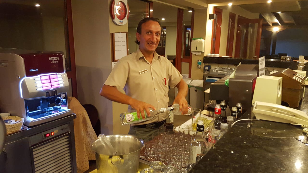 Barkeeper Hüseyin  Club Grand Side