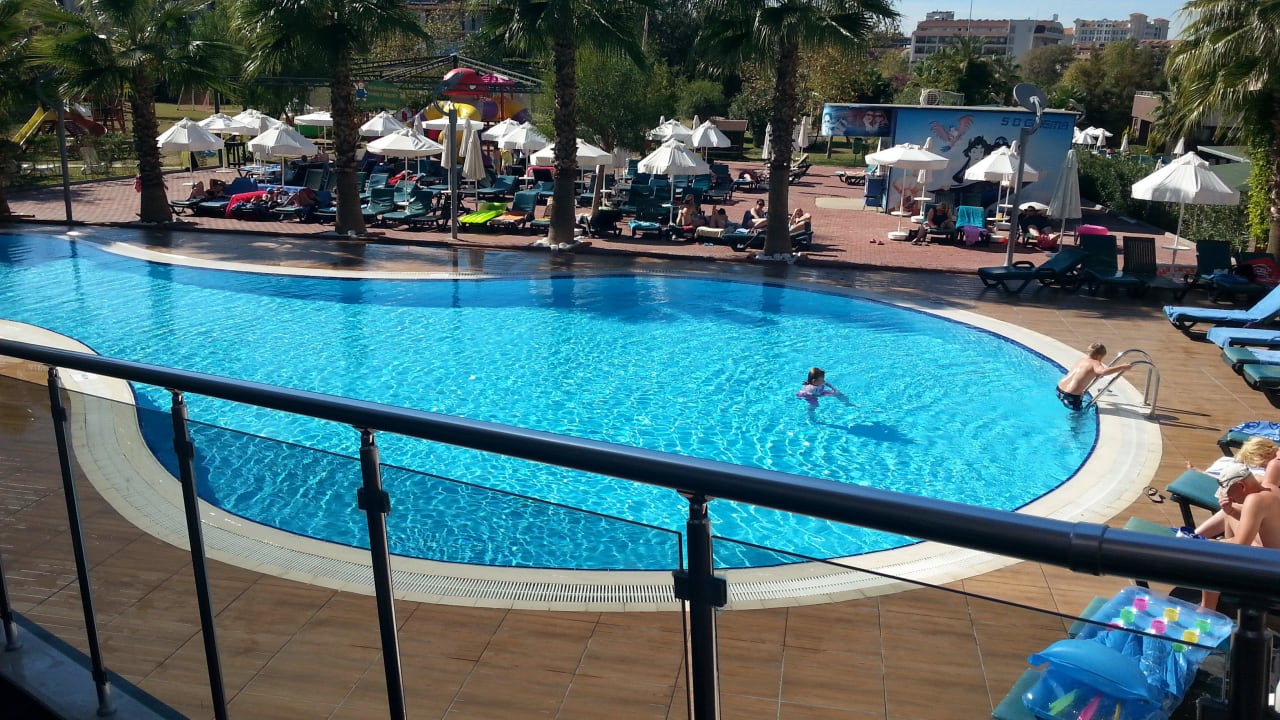 Großer Pool Hane Family Resort