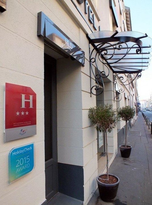 Mit Schild "Holidaycheck Award 2015" Hotel Le Dauphin