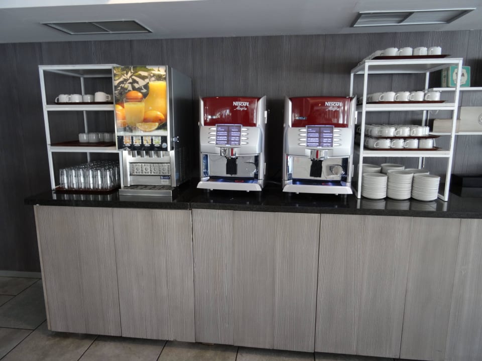 Getränkestationen für das Frühstück Servatur Playa Bonita