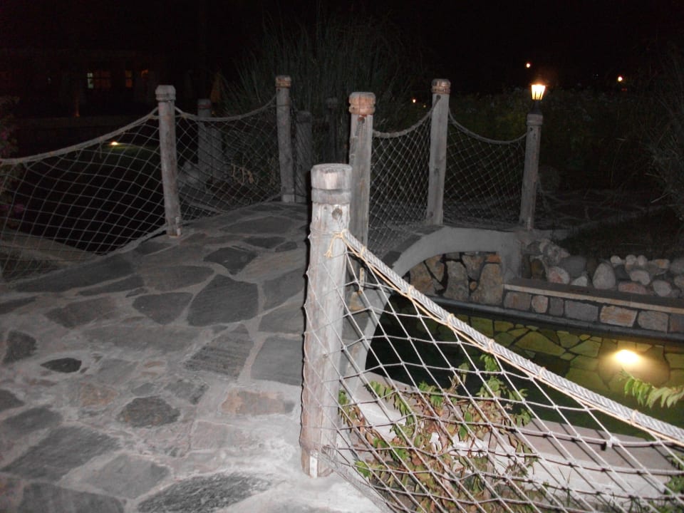 Eine der vielen Brücken bei Nacht Club Grand Aqua