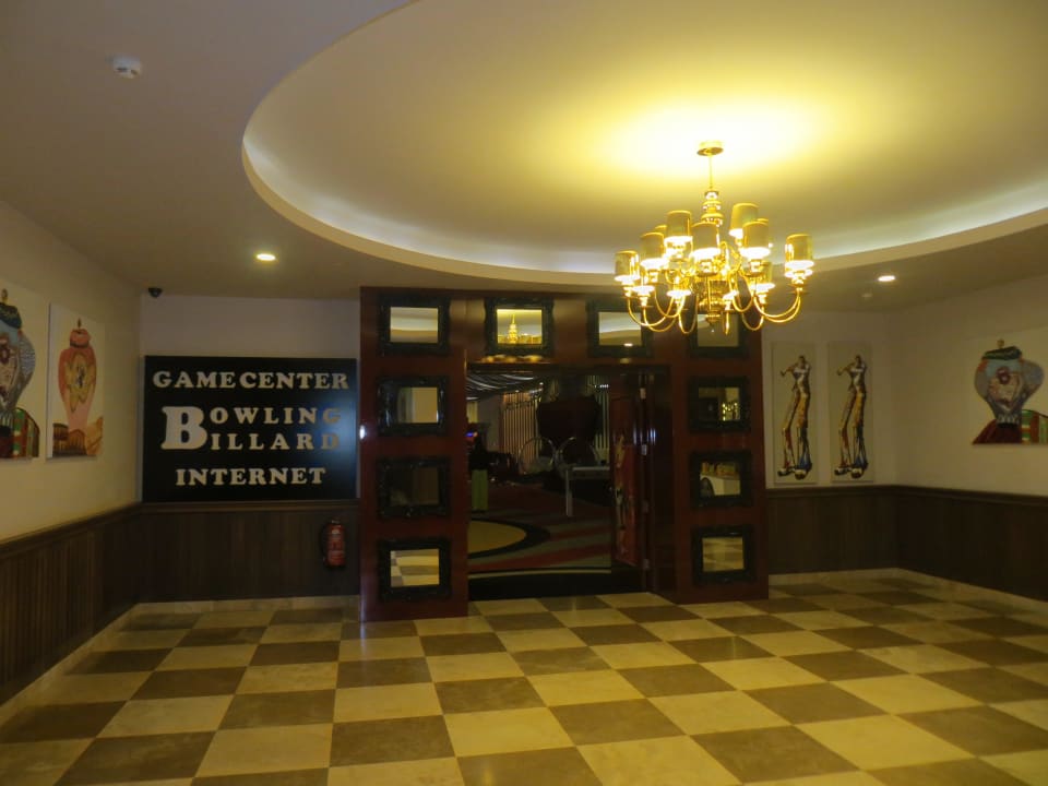 Vor der Spielhalle Hotel Delphin Imperial