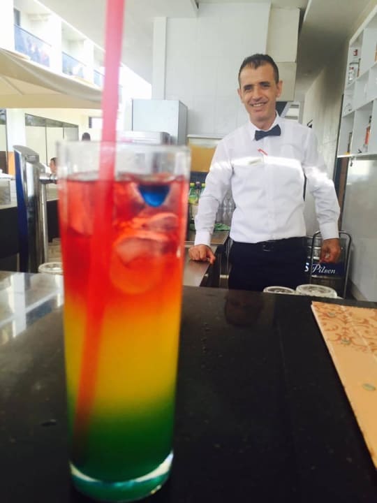 Bester Mitarbeiter an der Poolbar (YAKUP)  Glamour Resort & Spa