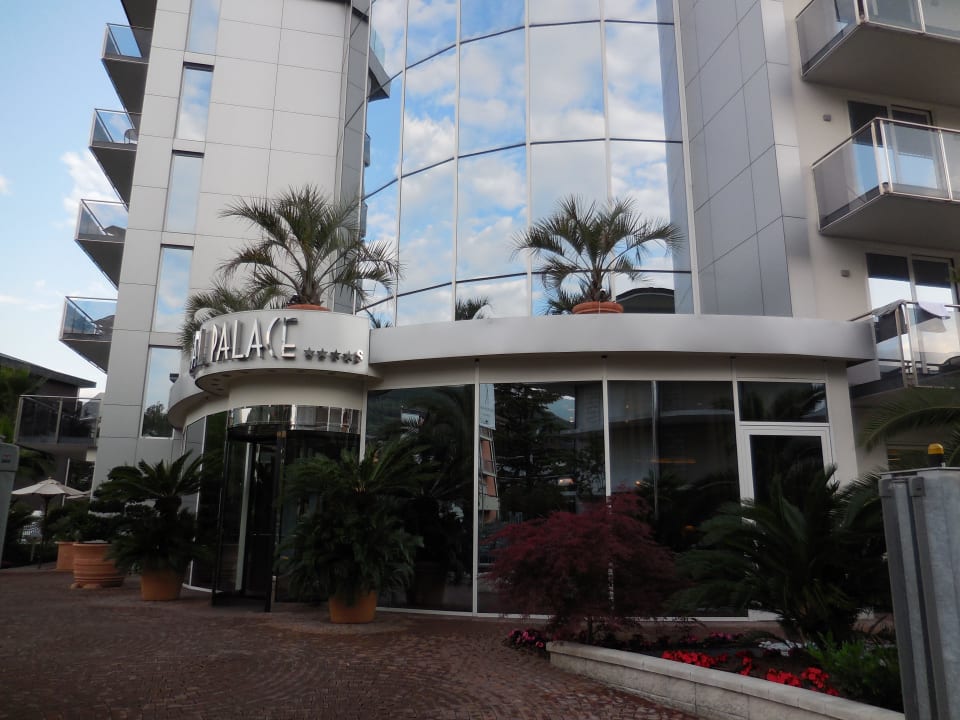 Hoteleingang Hotel Kristal Palace - TonelliHotels
