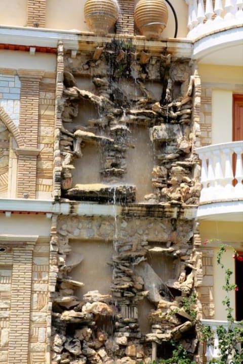 Fontanna na budynku głównym Plaza Palace Hotel