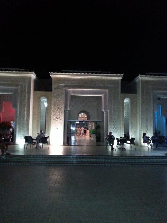Hoteleingang am Abend Houda Golf & Beach Club
