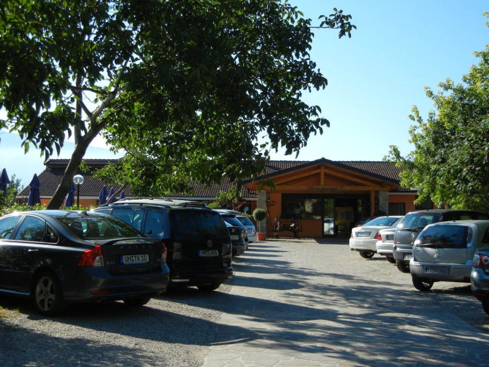 Der Eingangsbereich mit hauseigenem Parkplatz Park Hotel Zanzanu