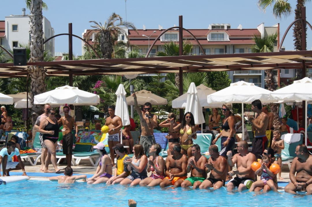 Poolspiele Hane Family Resort