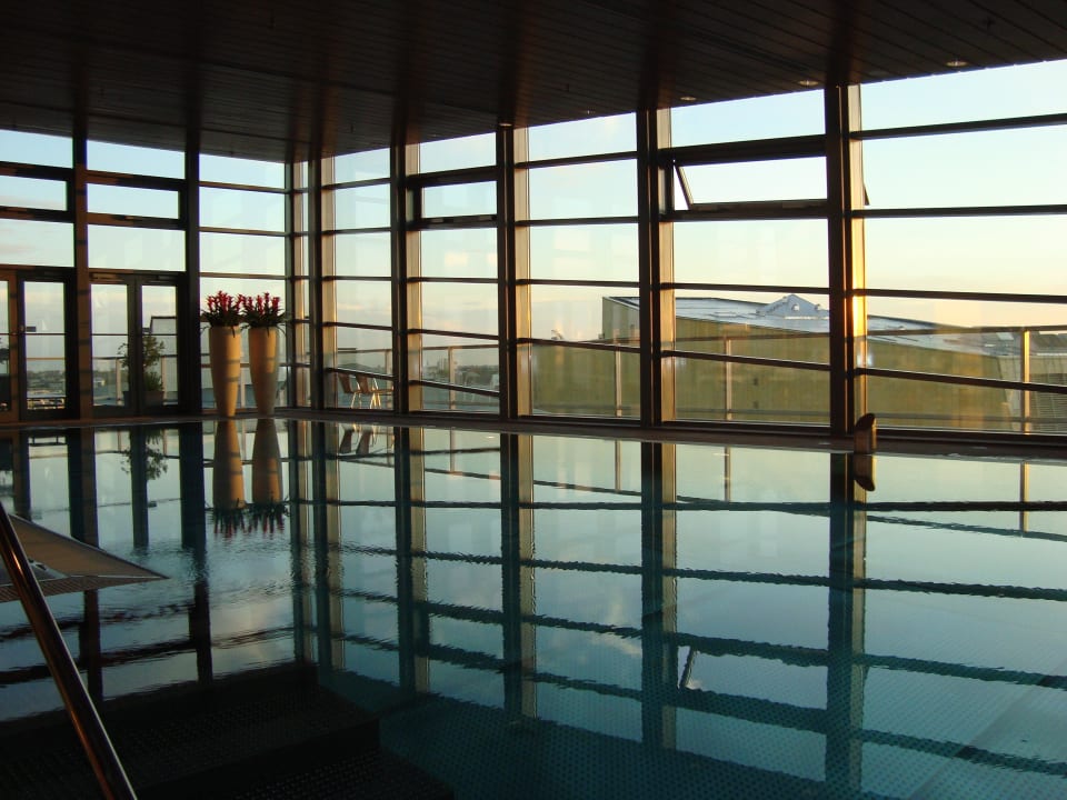 Schwimmbecken im 8.OG Grand Hyatt Berlin