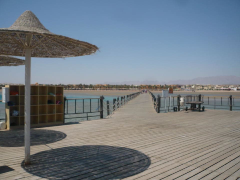 Ausblick vom Steg zum Hotel Stella Beach Resort & Spa Makadi Bay