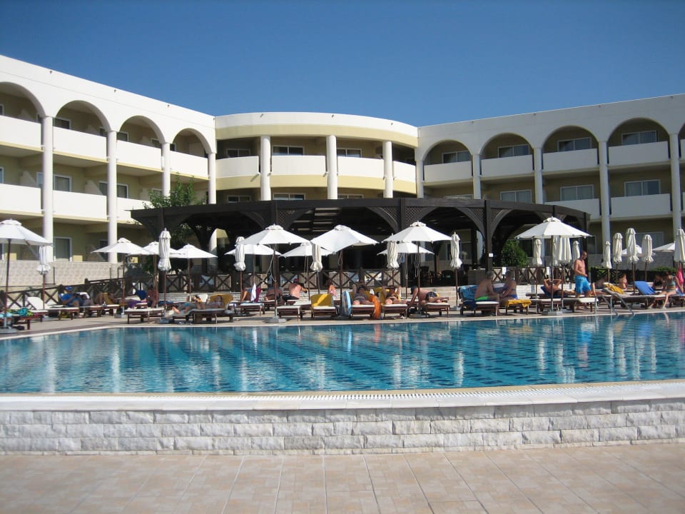 Unser Liegeplatz an der Mythosbar Hotel Kalithea Horizon Royal