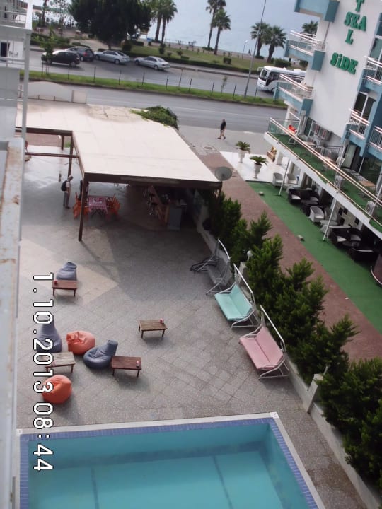 Verschlissene Sitzgelegenheiten Hotel Krystal Beach