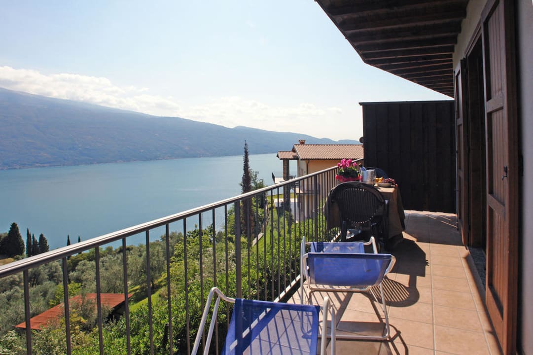 Balcone di un appartmento con vista lago Residence Ruculì