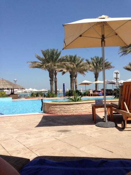 Sicht von der Poolliege aus Radisson Blu Hotel & Resort Abu Dhabi Corniche