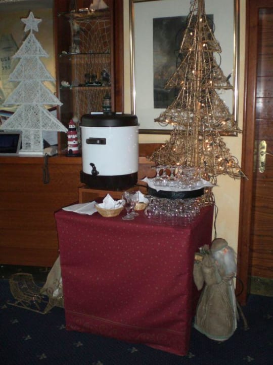 Glühwein neben der Rezeption Hotel Deichgraf