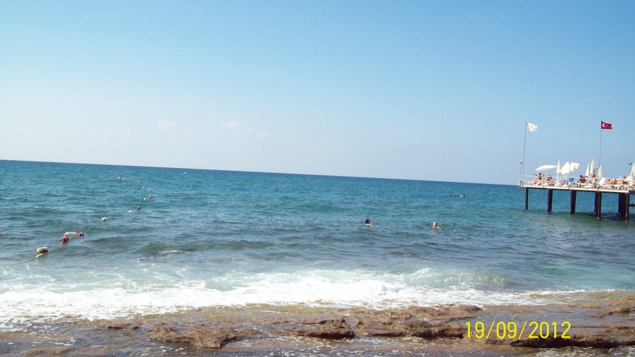 Etwas felsiger Strand Club Dizalya