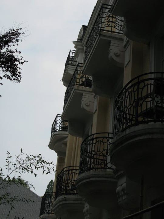 Außenansicht des alten Hotelteils Maison Messmer Baden-Baden
