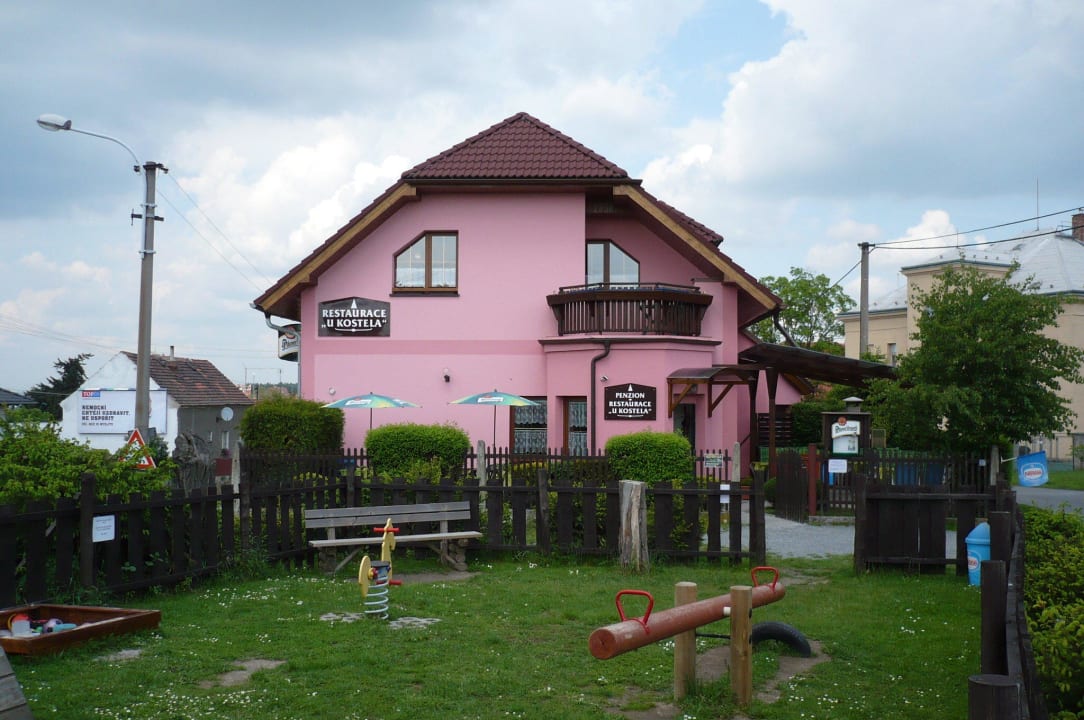 Vchod do restaurace Pension U kostela