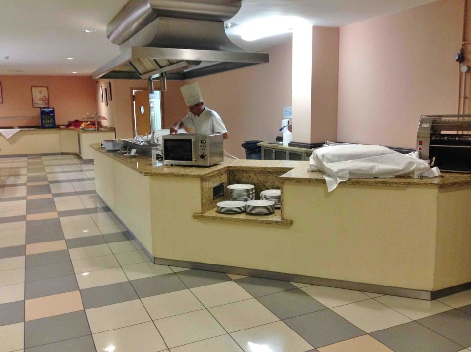 Spärliches und lieblos serviertes Buffet Grand Muthu Golf Plaza Hotel & Spa