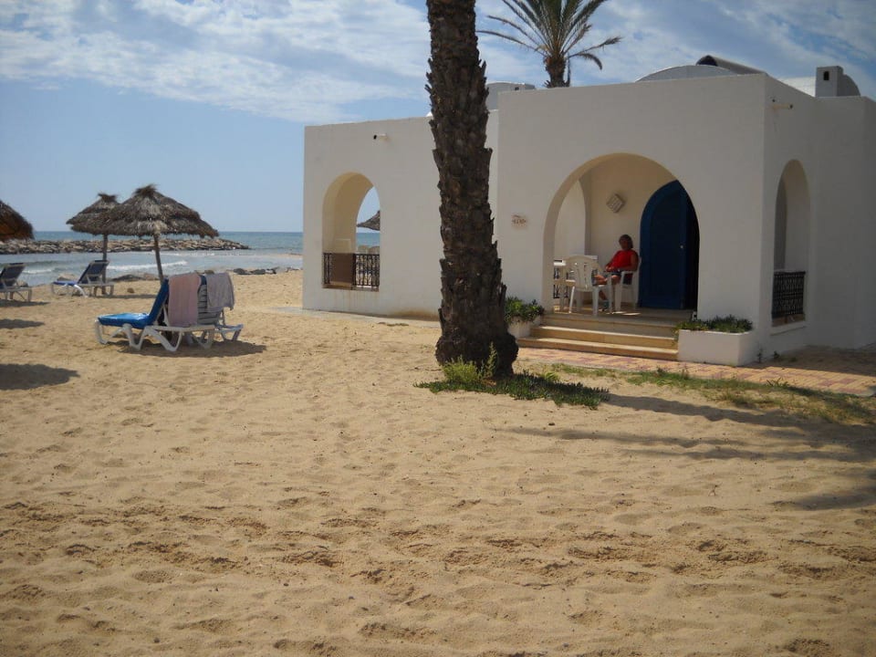 Blick auf Bungalow und Strand Royal Lido Resort & Spa