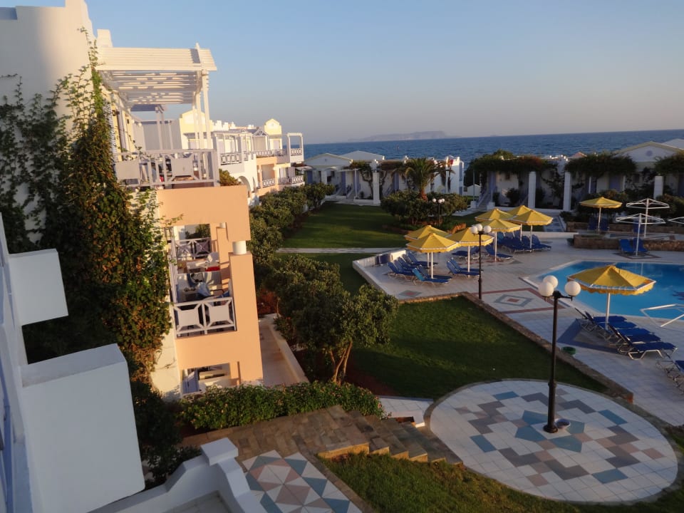 Garten mit Pool und Bungalows Hotel Serita Beach