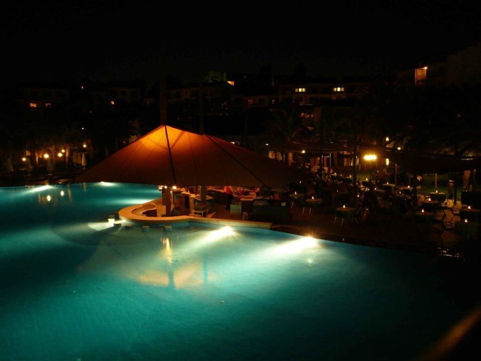 Poolbar am Abend Arum Barut Collection