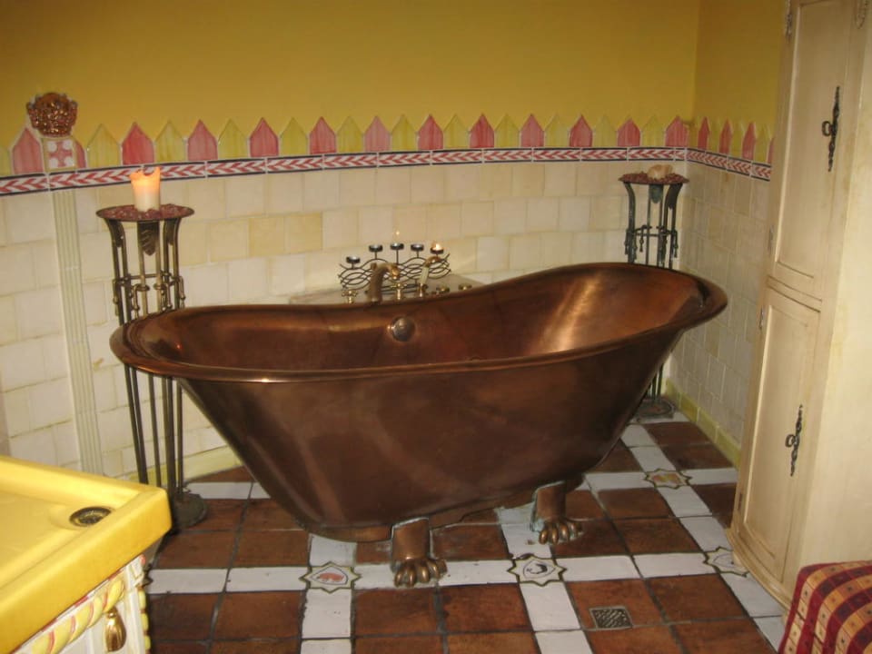 Badewanne im Wellnessbereich Hotel Almesberger