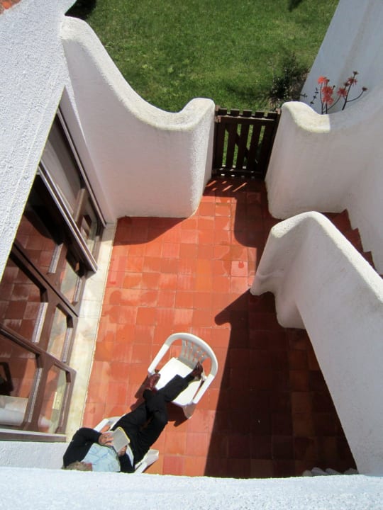 Blick auf die innenhof-artige Terrasse vom Dach aus Hotel Ancora Park