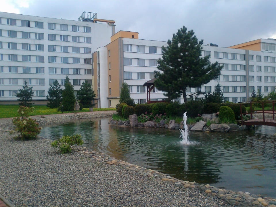 Im Hintergrund der E-Bau Top Hotel Praha