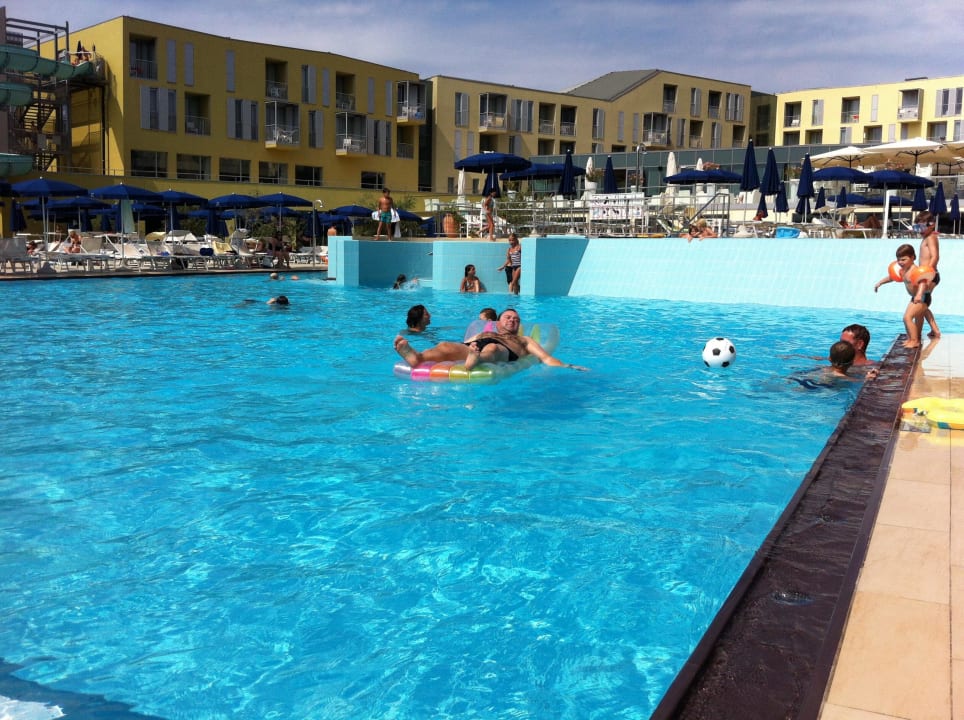 Außenpool mit Strömungskanal und Massagedüsen Falkensteiner Family Hotel Diadora