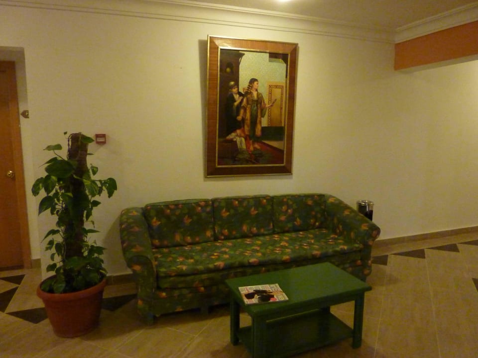 Sofa auf Fluren zum kleines Ruhepause Pickalbatros Alf Leila Wa Leila Resort - Neverland Hurghada